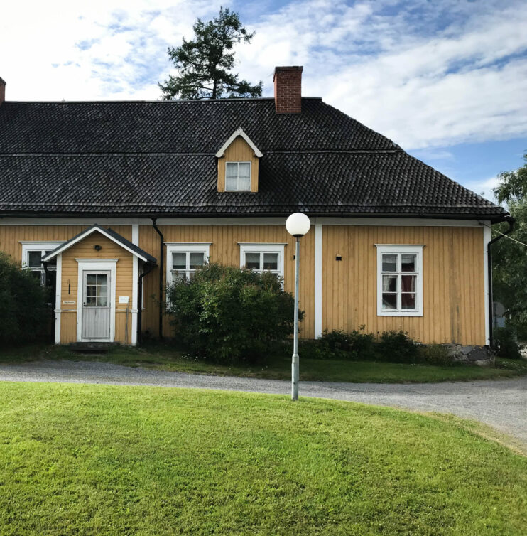 Pappila ulkoa neliö